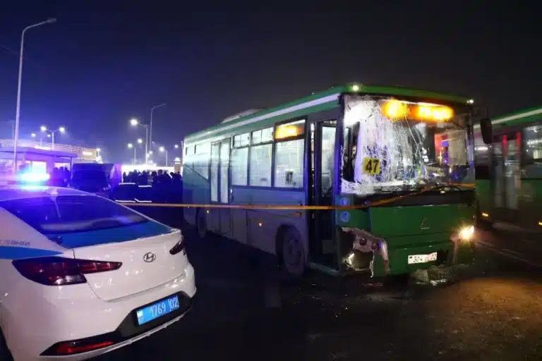 Алматыдағы автобус апаты: Депутат жүргізушіге жасалған шабуылды террористік актке теңеді