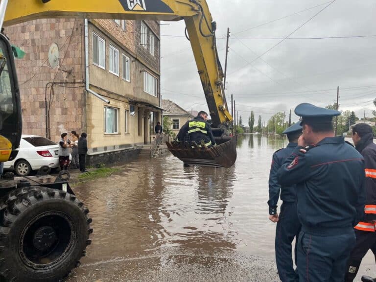 Наводнение на севере Армении разрушило мосты и дороги. Власти эвакуировали более 230 человек