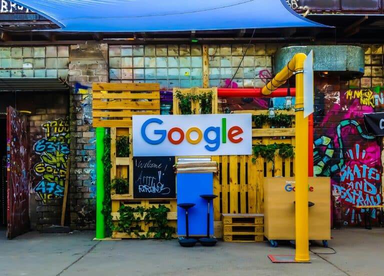 Google увольняет инженеров в США и нанимает в Индии и Мексике