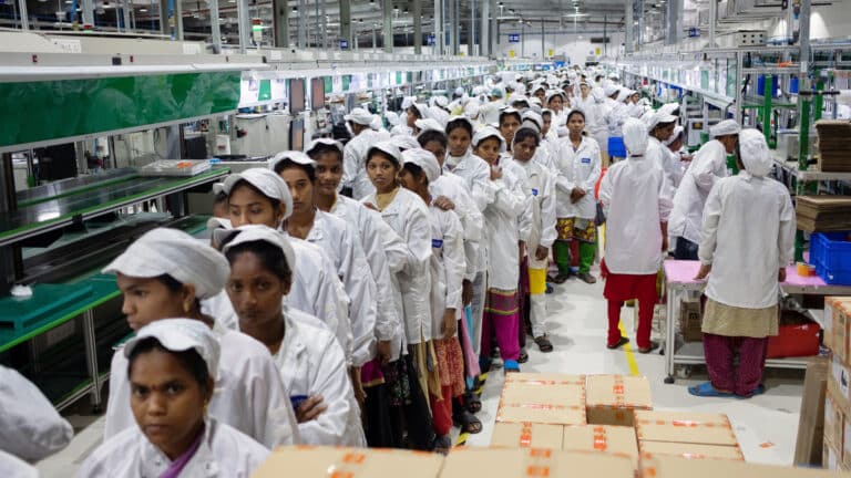 Поставщик Apple из Индии не брал на работу замужних женщин: они могут родить