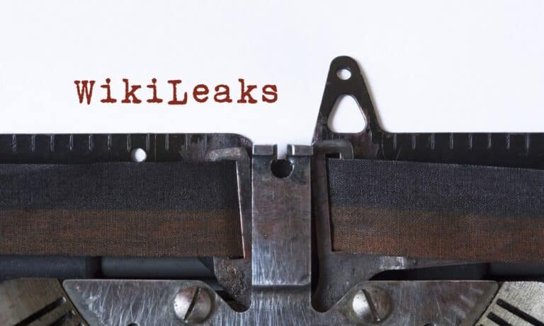 Суд США освободил основателя WikiLeaks после того, как Ассанж признал свою вину в разглашении военных секретов