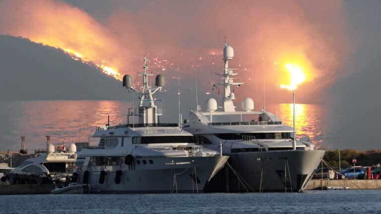 Пожар из-за фейерверка в Греции. СМИ утверждают, что на яхте были казахстанский олигарх и друг экс-президента Назарбаева