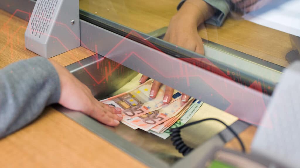 Казахстанцы вдвое сократили покупки евро в мае