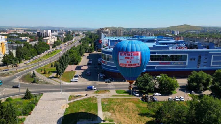 Полицейские в ВКО подняли в небо 30-метровый воздушный шар для борьбы с наркоманией 