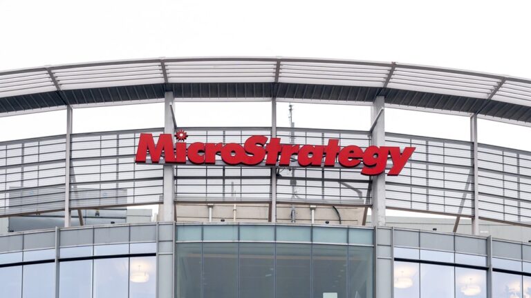 Акции MicroStrategy упали на новости о планах занять $500 млн на покупку биткоинов