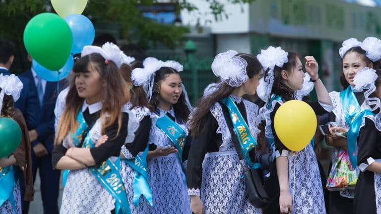 Казахстанцы поделились трогательными кадрами с выпускных