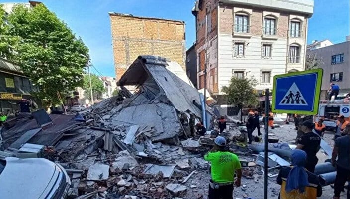 Многоэтажное здание обрушилось в Стамбуле, под завалами остались люди
