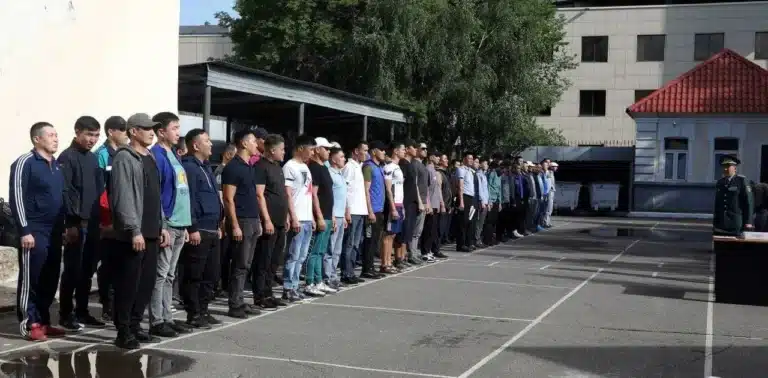 Неге жігіттерді көшеден ұстап алып, әскерге әкетіп жатыр - министрлік жауап берді
