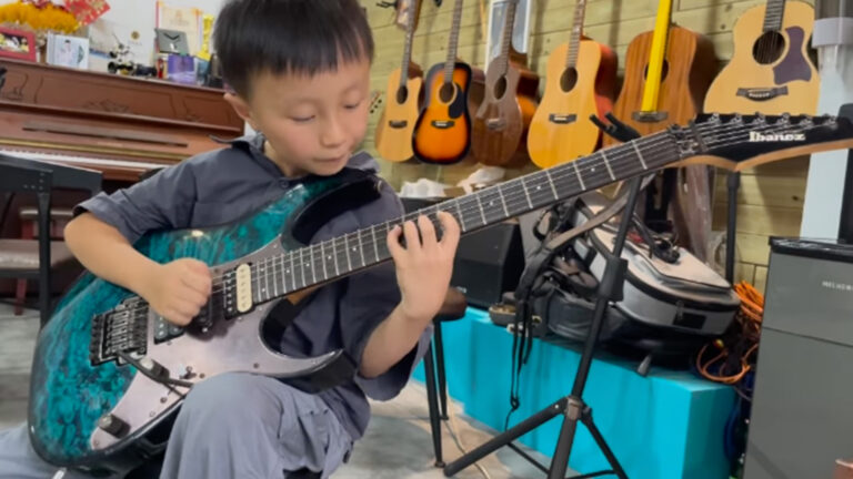 Почти Моцарт: 9-летний гитарист из Китая заворожил соцсети своей артистичной игрой
