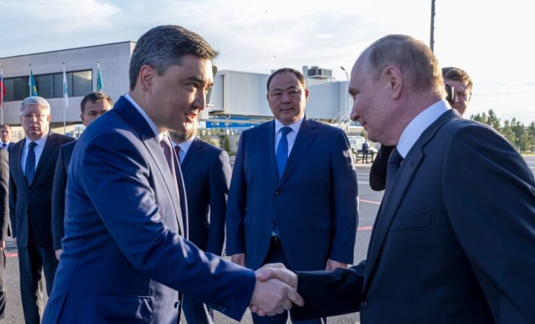 Путина в аэропорту встречал Бектенов