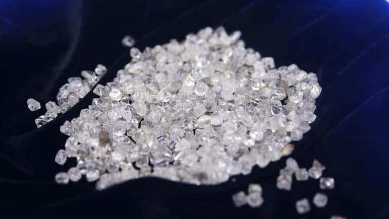 Акции поставщика алмазов для Tiffany подешевели после допэмиссии