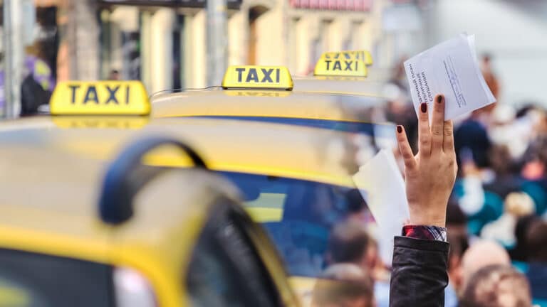 Минтранспорта на волне критики заявило, что на тему запрета на междугородные перевозки для такси пройдут общественные слушания