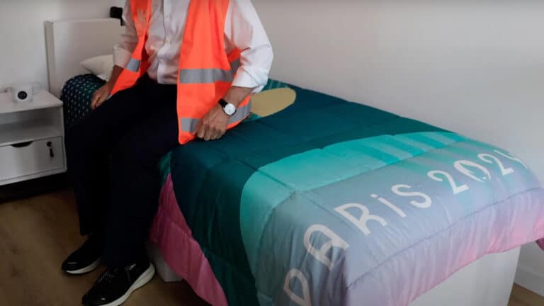 Картонные кровати-антисекс вернулись на Олимпийские игры. Спортсмены тестируют спальные места в Париже