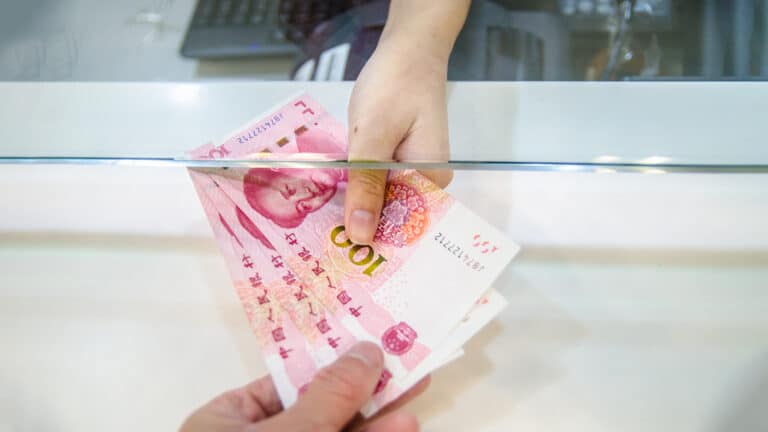 Казахстанские банки стали в 6,6 раза реже покупать юани