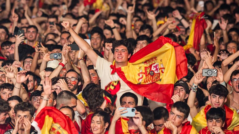 Ликующие толпы, салюты и горы мусора. Как испанцы радуются победе на Евро-2024