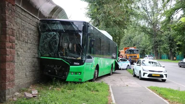 В Алматы грузовик врезался в автобус на остановке. В ДТП пострадали девять пассажиров
