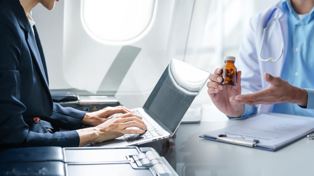 Сотрудникам нацкомпаний захотели установить лимиты на лечение и командировки за счет государства