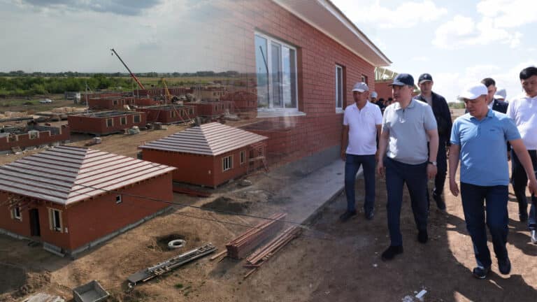 Бектенов потребовал от акима ЗКО строить дома для пострадавших от паводка круглосуточно