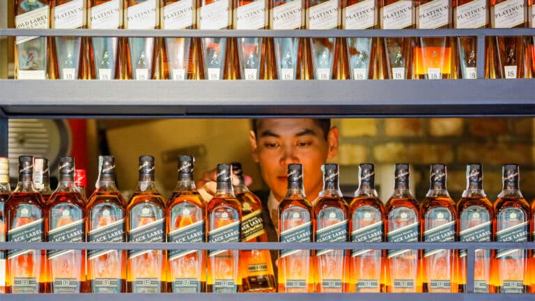Акции производителя виски Johnnie Walker рухнули из-за снижения спроса в Америке