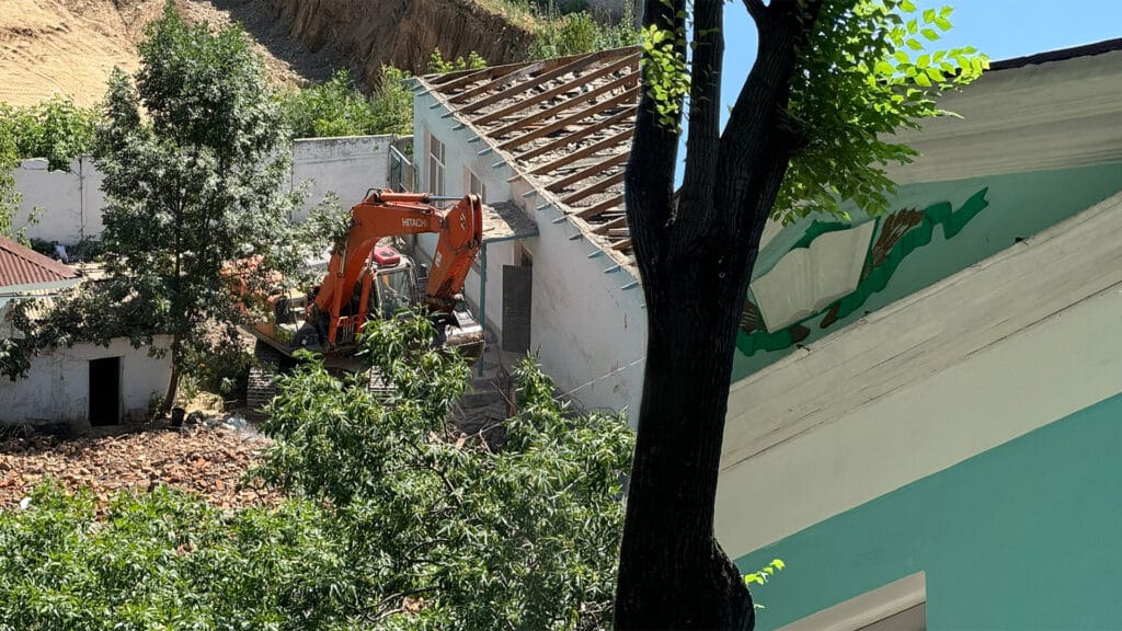 Фоторепортаж: в Алматы сносят Дом школьников. Что появится на его месте