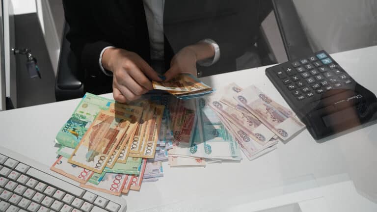 Казахстанцы продали рекордный объем рублей в июне