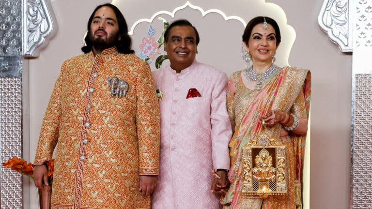 Джон Сина в индийском костюме и гигантские животные из цветов. Кадры со свадьбы сына индийского миллиардера Амбани за $600 млн