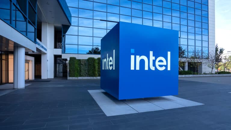 Intel уволит тысячи сотрудников, чтобы вернуть долю рынка - Bloomberg