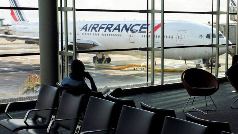 Акции Air France упали до минимума из-за снижения бронирований во время Олимпиады