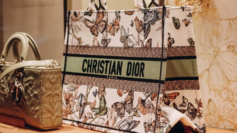 В Италии расследуют условия труда при пошиве сумок Dior и Armani