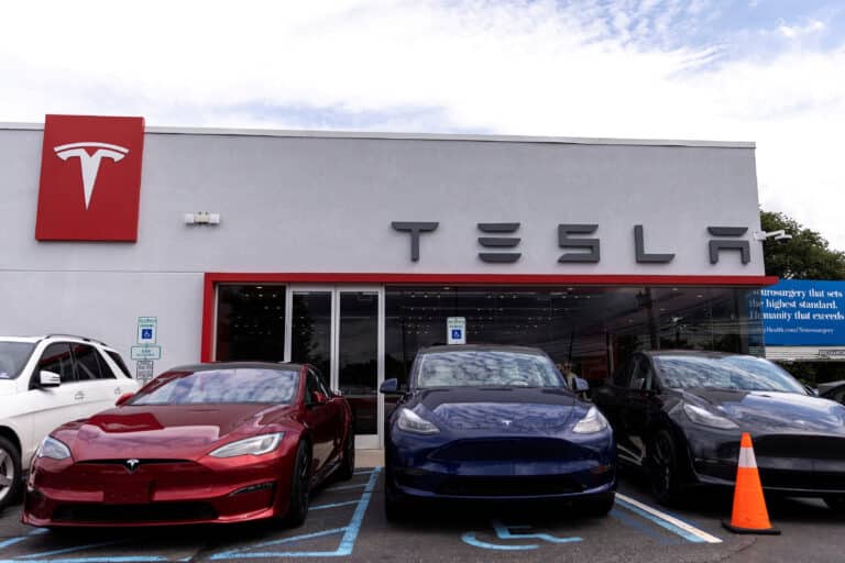 Ралли Tesla сменилось падением из-за понижения рейтинга несколькими аналитиками