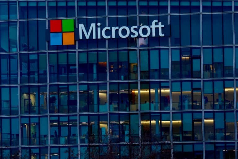 Акции Microsoft упали на 6% после разочаровавшего инвесторов отчета