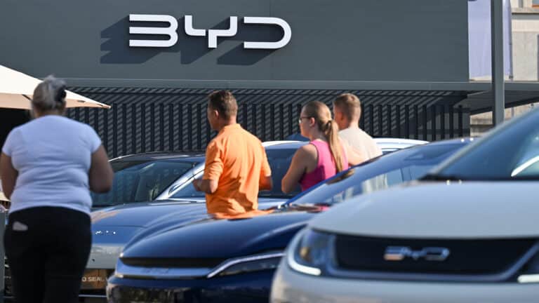 Китайская BYD продала рекордное количество электромобилей за счет снижения цен и новых технологий
