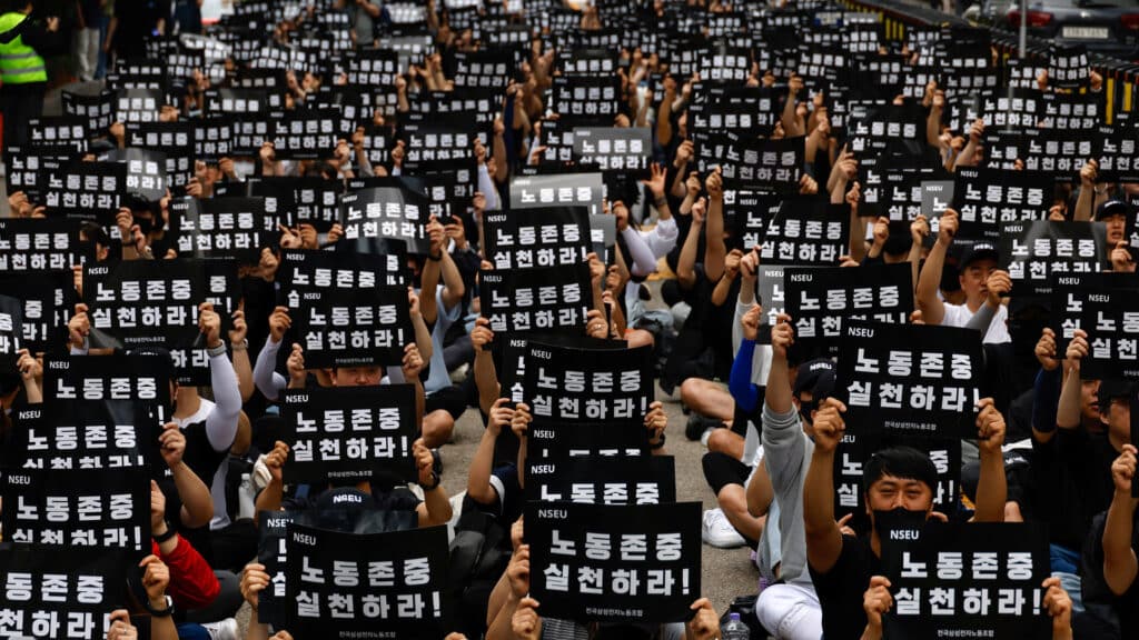 Рабочие Samsung Electronics продлевают первую в истории компании забастовку. Они утверждают, что сбоев в работе удалось избежать