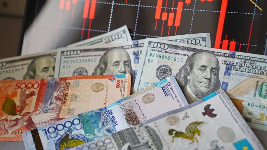 Курс тенге ослаб на 5,5% за месяц