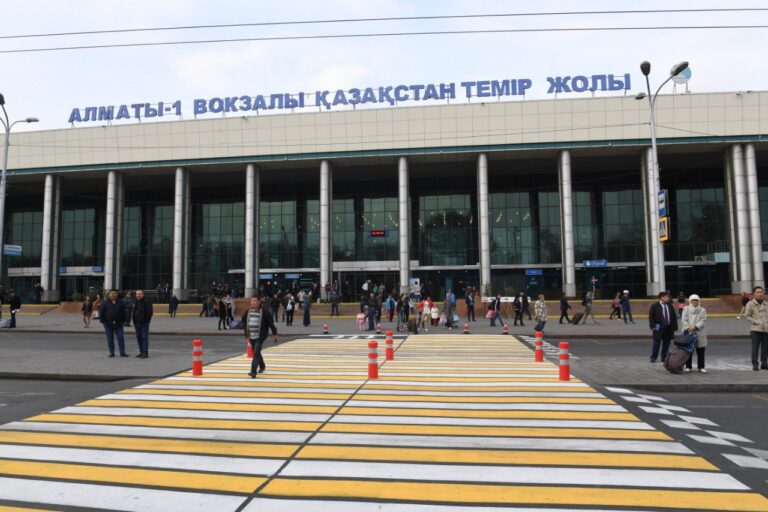 Начальника вокзала «Алматы-1» временно отстранили от должности из-за незаконной перепродажи билетов