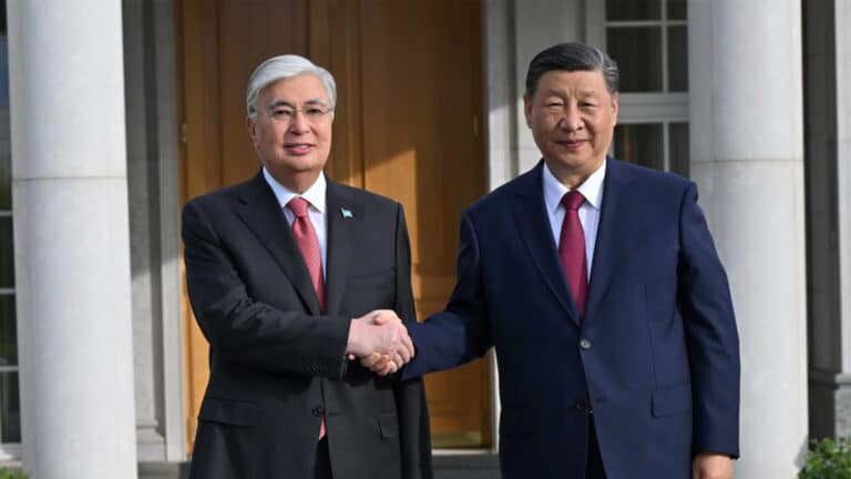 Токаев встретил председателя КНР Си Цзиньпина в Акорде
