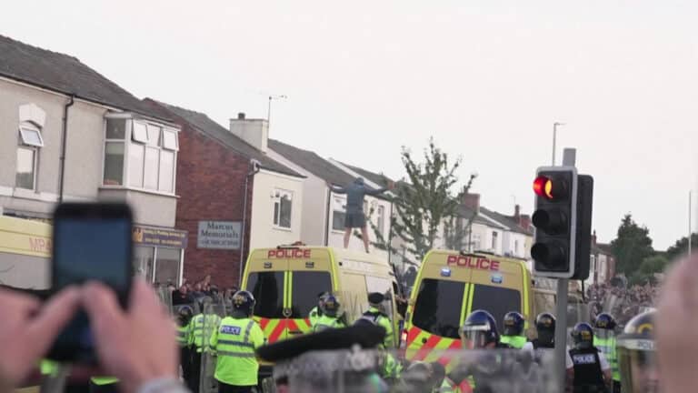 Массовые беспорядки вспыхнули в британском Саутпорте после убийства трех детей. Ранены 22 полицейских