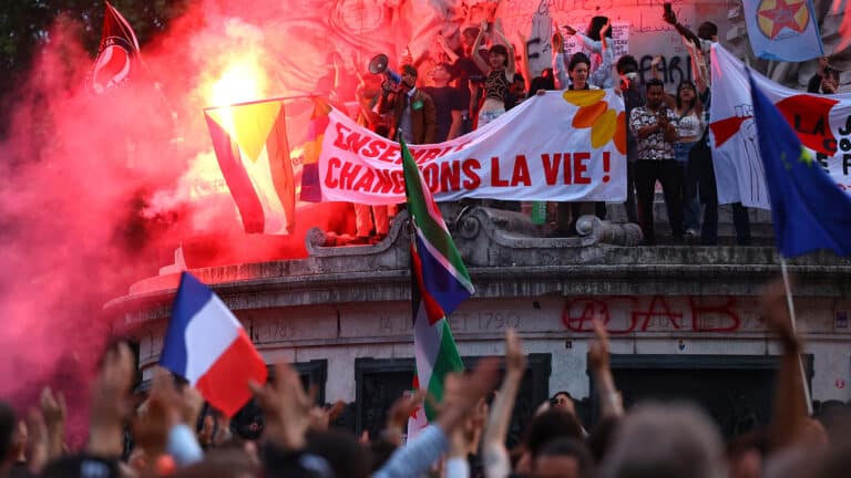 Французы вышли на массовые митинги после победы ультраправой партии в первом туре выборов