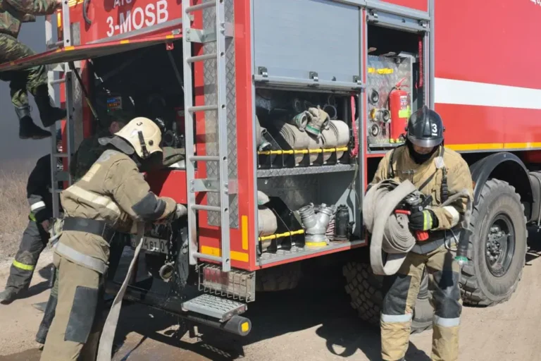 Сотрудники МЧС спасли 55 человек во время пожара в Хромтау