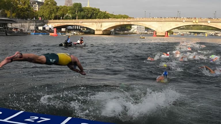 Организаторы Олимпиады в Париже отменили тренировку по триатлону из-за грязной воды в Сене
