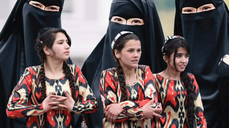 Тәжікстан ғұламалар кеңесі хиджаб пен тырысқан киімдер орнына ұлттық киім киюді ұсынды