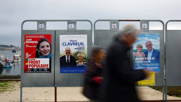 Более 200 кандидатов снялись с выборов в парламент Франции, чтобы помешать выиграть ультраправой партии
