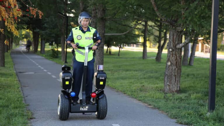 Полицейские в Усть-Каменогорске пересели на гироскутеры Segway с мигалками для патрулирования улиц