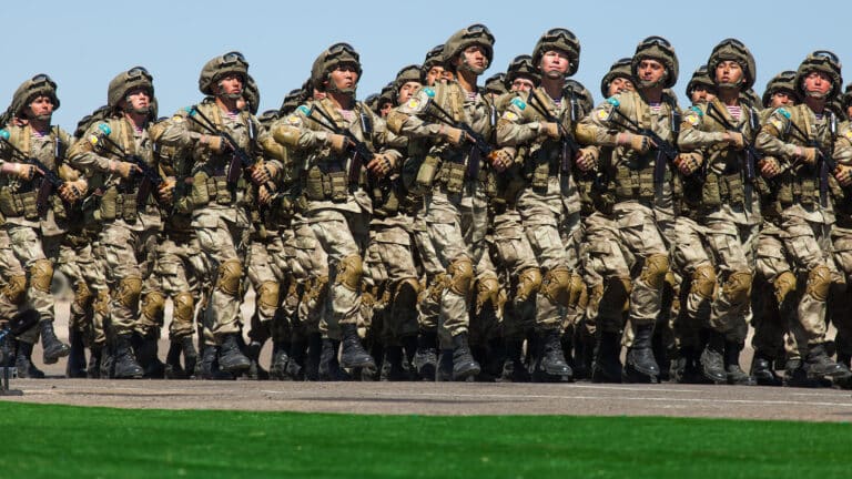Минобороны хочет дополнительно призвать в армию около тысячи казахстанцев