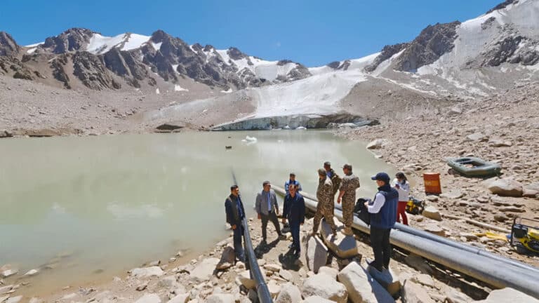 Ледниковое озеро в Алматинской области может прорвать из-за жары. Жителям и туристам запретили ходить в горы 
