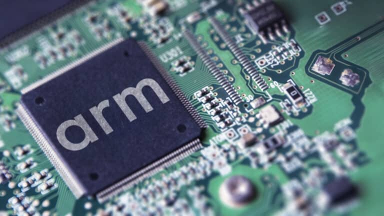 Акции Arm рухнули после сохранения осторожного прогноза продаж