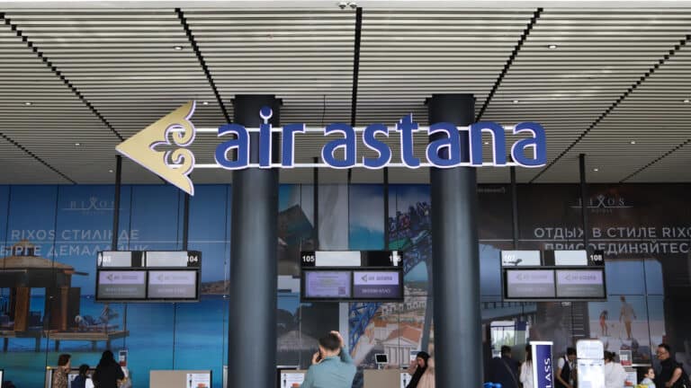 Air Astana не смогла наказать пассажира, который постучал в дверь кабины пилотов из-за задержки вылета