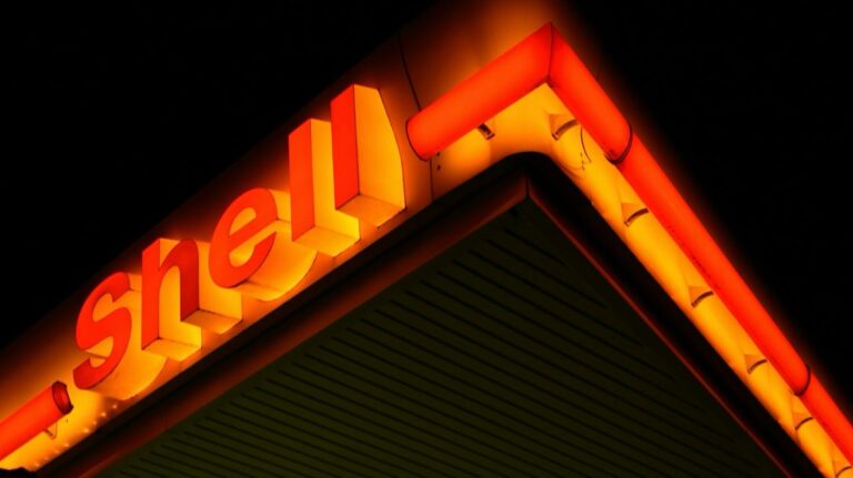Shell второй квартал подряд превысила прогноз по прибыли и объявила выкуп акций