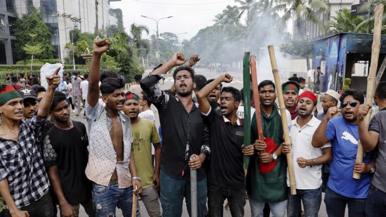 Во время протестов в Бангладеше погибли 280 человек. В стране отключили интернет