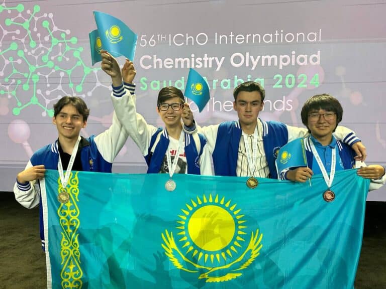 Токаев поздравил казахстанских школьников с победой на международной химической олимпиаде